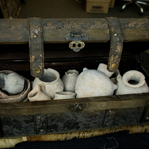 תיבת הממצאים הקדומים שנתפסו בכפר קאסם - צילום: יולי שוורץ
