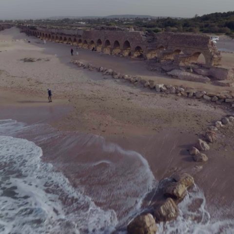 אמת המים קיסריה הבוקר לאחר הקריסה - צילום: מוחמד חאטר