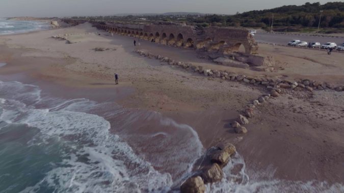 אמת המים קיסריה הבוקר לאחר הקריסה - צילום: מוחמד חאטר