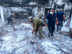 ארכיאולוגי רשות העתיקות מחפשים אחר שרידים בעוטף ישראל - צילום: אסף פרץ
