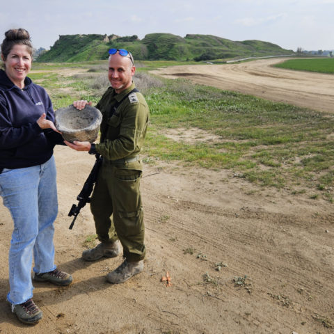 סא"ל במיל. יאיר עמיצור ושרה טל מרשות העתיקות עם המכתש הקדום - צילום: אילון גליק