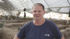 דר יותם טפר הארכיאולוג מנהל החפירה מטעם רשות העתיקות. צילום אמיל אלג'ם רשות העתיקות.