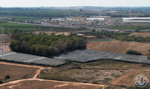 מתחם כלא תל מונד ובמרכזו מצודת טיגארט משטרת תל מונד - במבט מעל מבנה בית החרושת לספירט תל מונד (בית מלצ'ט) - צילום: אפי אליאן