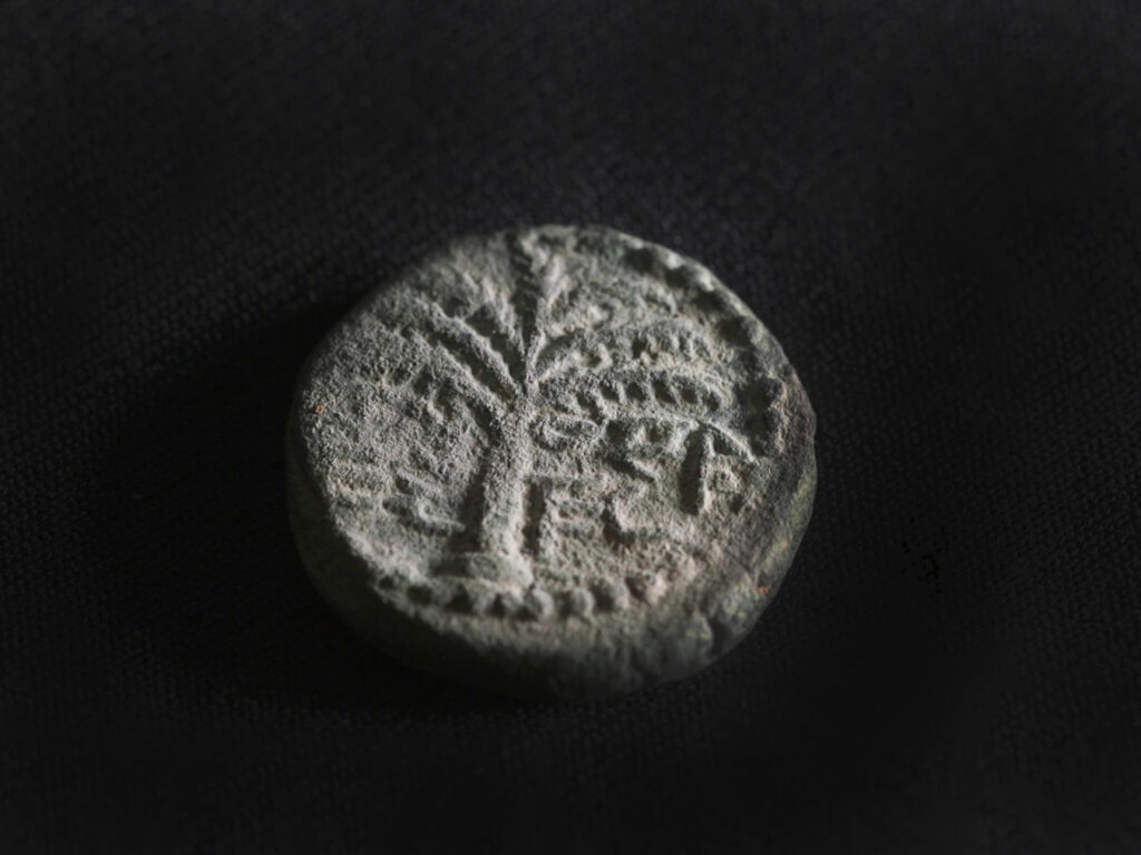 מטבע אלעזר הכהן. צילום אמיל אלג'ם רשות העתיקות