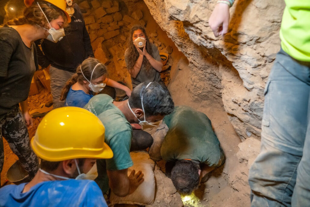 תלמידי מכינה בחפירה באחת ממערות מורבעת. צילום יניב ברמן רשות העתיקות