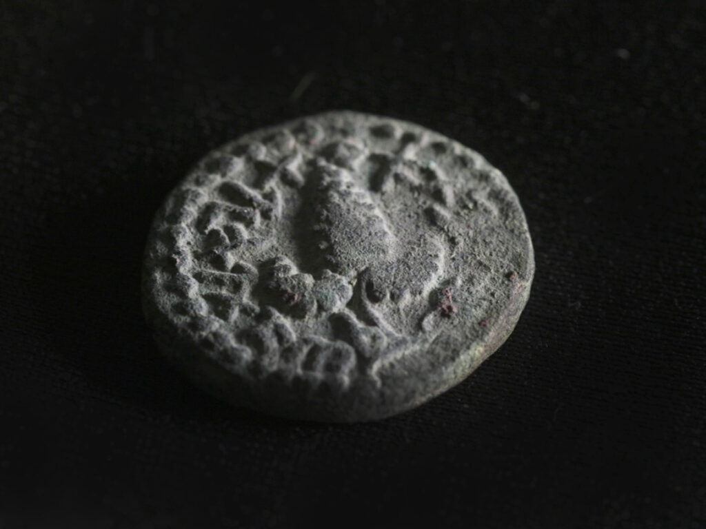מטבע אלעזר הכהן. צילום אמיל אלג'ם רשות העתיקות