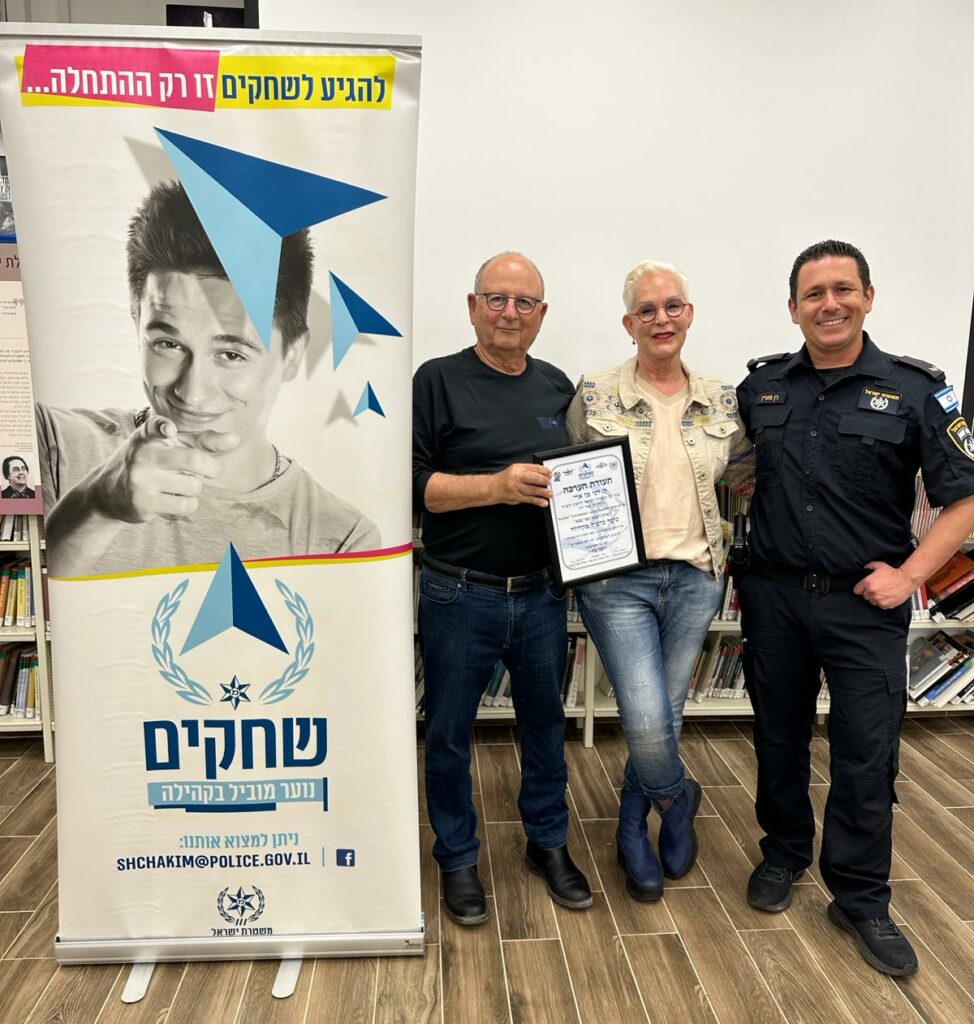 רן מעין מוביל 'שחקים רעננה' במשטרת כפר סבא עם דני בן ארי - צילום באדיבות רן מעיין