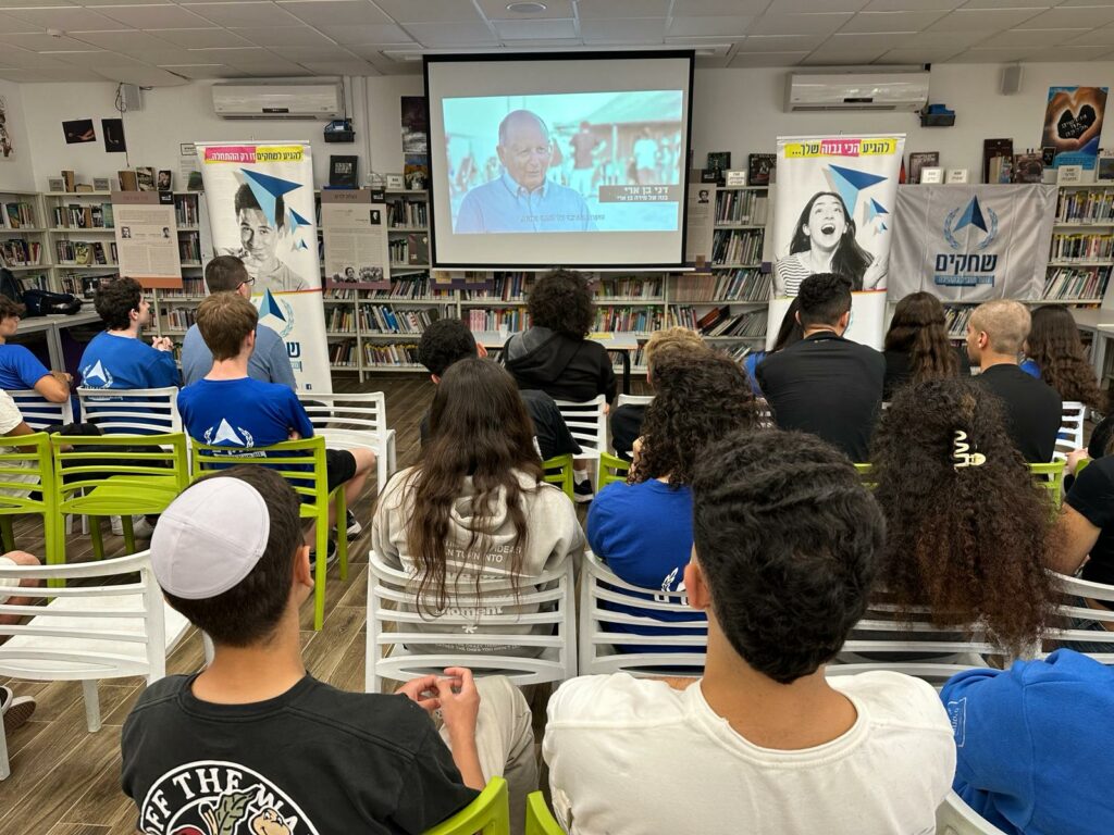 דני בן ארי בראיון לסרט של אבי נשר - תמונת ניצחון - צילום: רן מעיין - מוביל שחקים משטרת כפר סבא