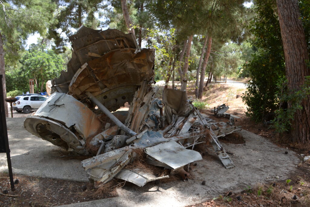 שרידי מטוס האוראגן של סרן יריב דוד ביישוב כרמי יוסף - יער המגינים - צילום: אפי אליאן