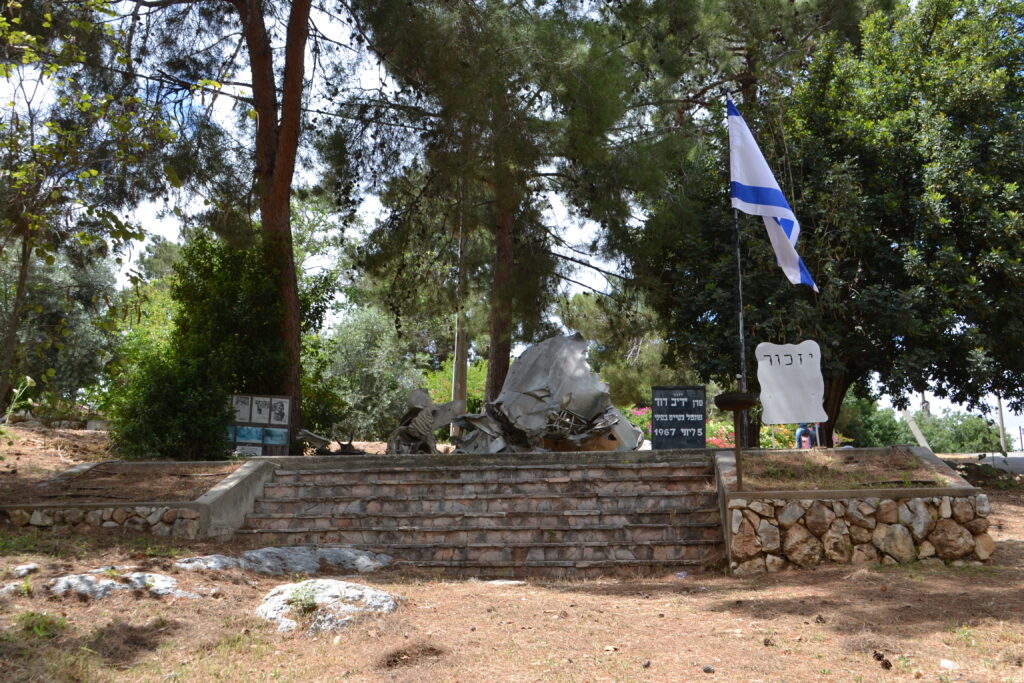 האנדרטה לזכרו של סרן יריב דוד ביישוב כרמי יוסף יער המגינים - צילום: אפי אליאן