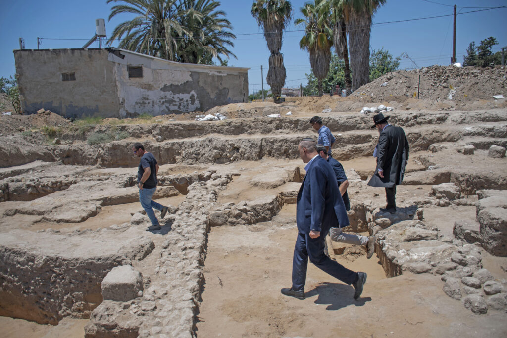ביקור ראש העיר באתר. צילום יולי שוורץ רשות העתיקות