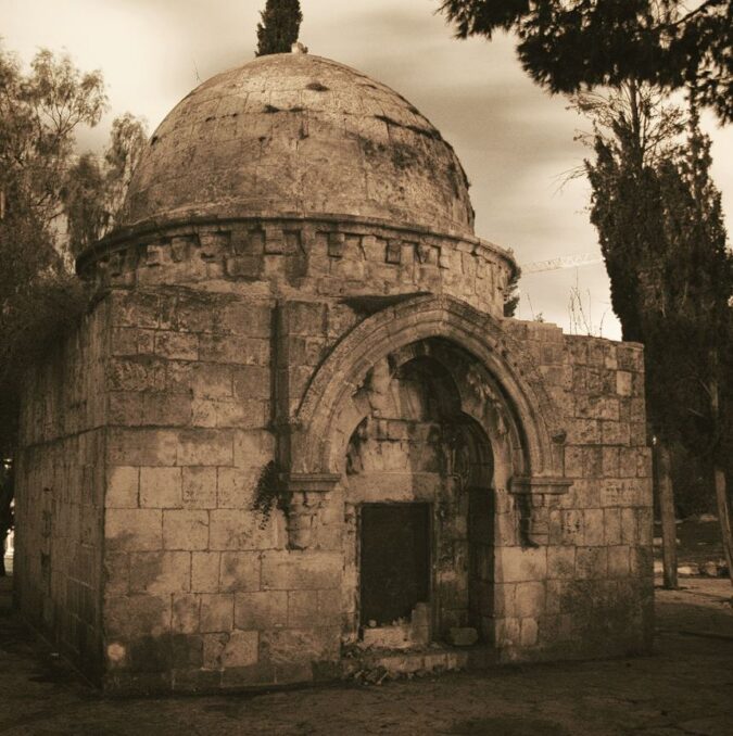 הקבר הראשון של בית הקברות ממילא ירושלים - צילום: אפי אליאן