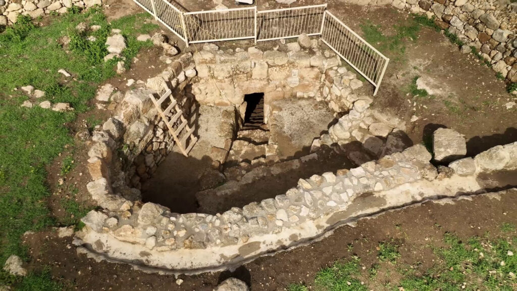 הכניסה לבית הבד התת קרקעי והמרשים ביער יתיר. צילום אמיל אלג'ם