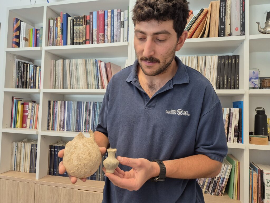 הממצאים שנתפסו בבית בדימונה. צילום-יולי שוורץ