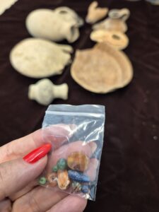 הממצאים שנתפסו בבית בדימונה. צילום-יולי שוורץ