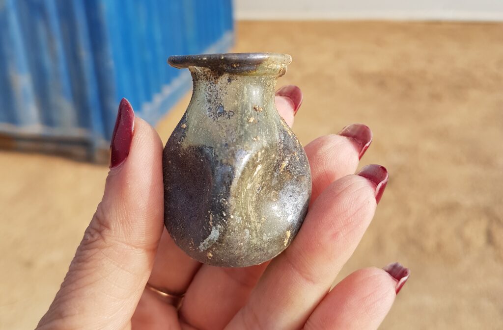 בחפירה נמצאו גם כלי זכוכית, תכשיטים מאבן אלבסטר, וצמידי ברונזה. צילום_ סבטלנה טליס