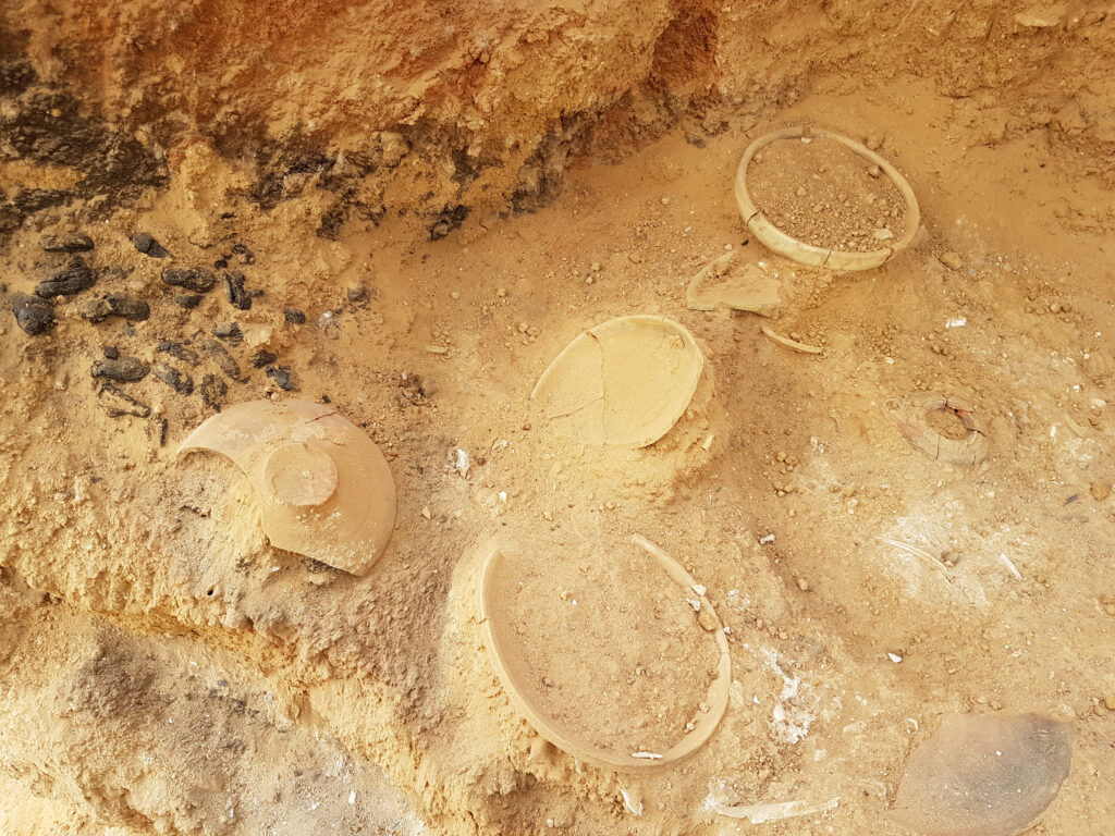 קערות חרס אשר שימשו כנראה כחלק מסעודה הקשורה לקבורה. צילום סבטלנה טליס