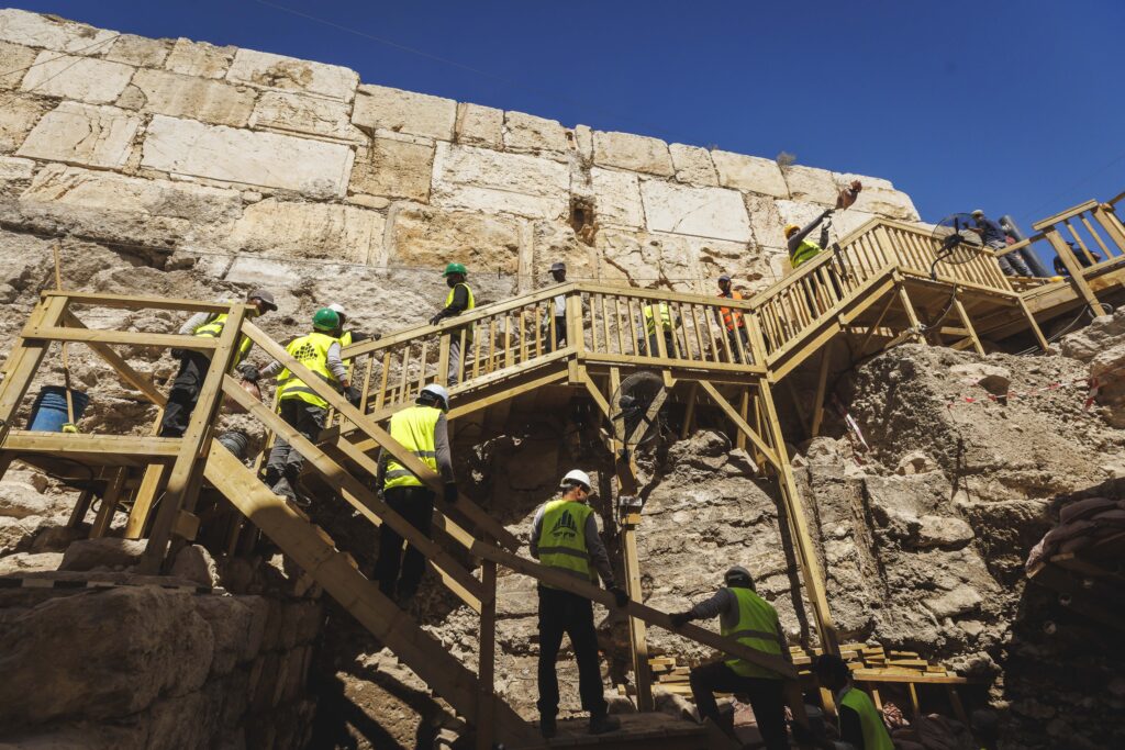 חפירת רשות העתיקות בגן הארכיאולוגי ירושלים-מרכז דוידסון. צילום אליהו ינאי, עיר דוד