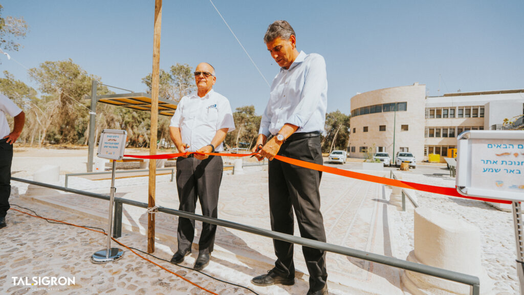 ראש המועצה האזורית מרחבים, שי חגג, ומנהל רשות העתיקות אלי אסקוזידו, בעת גזירת הסרט וחנוכת האתר. צילום טל סיגרון