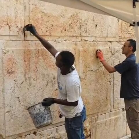 משמרי רשות העתיקות בעת מחיקת הכתובת הבוקר בכותל. צילום - מינהל שימור, רשות העתיקות
