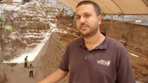 מנהל החפירה איתמר ברקו ליד קיר הסכר הקדום. אמיל אלג'ם