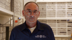 ד"ר רוברט קול ראש ענף מטבעות ברשות העתיקות. צילום אמיל אלגם