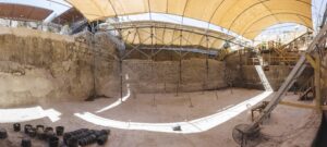 קיר הסכר העצום שנחשף בחפירות רשות העתיקות בבריכת השילוח בעיר דוד. צילום אליהו ינאי עיר דוד