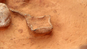 נר שמן כפי שהתגלה באתר. צילום אמיל אלג'ם