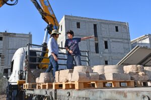 כותרות עמודים רבות עיטרו את האחוזה השומרונית המפוארת שנתגלתה. צילום יולי שוורץ