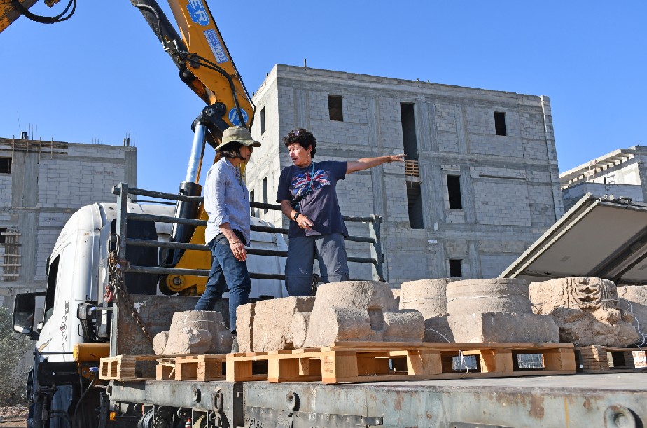 כותרות עמודים רבות עיטרו את האחוזה השומרונית המפוארת שנתגלתה. צילום יולי שוורץ 
