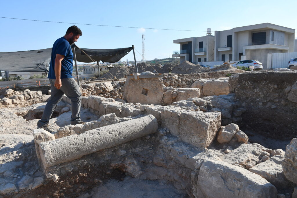בית בד לייצור שמן - לידו התגלה מקווה טהרה.  צילום: יולי שוורץ, 