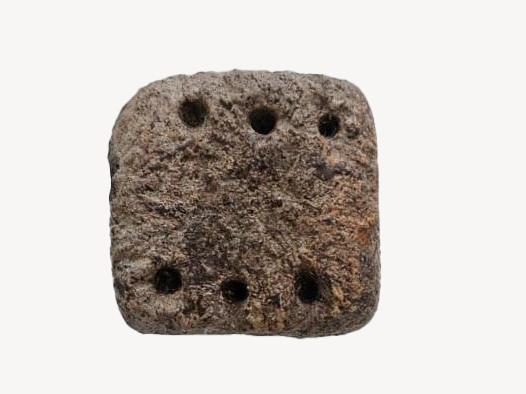 קובית משחק קדומה שהתגלתה באתר. צילום אלה נגורסקי