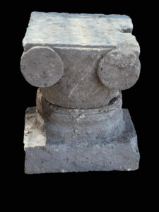 כותרות עמודים שהתגלו באתר והיו שייכות לאחוזה השומרונית. צילום אלה נגורסקי