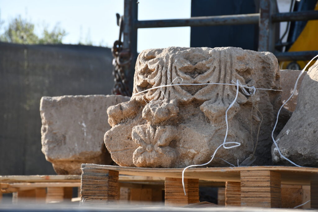 כותרת עמוד שנמצאה בחפיר. צילום יולי שוורץ 