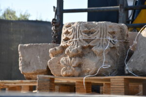 כותרת עמוד שנמצאה בחפיר. צילום יולי שוורץ