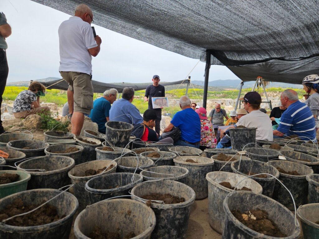 החפירות בחוקוק נעשות בשיתוף הקהילה. צילום - רשות העתיקות