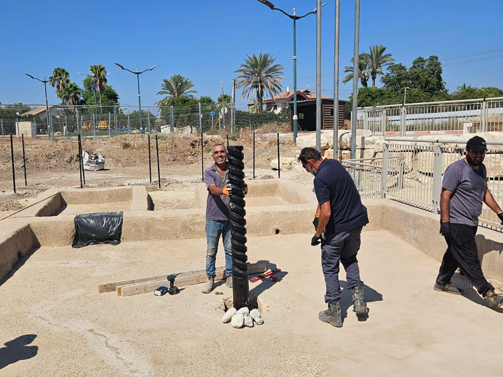 .עבודות השימור בגת והצבת שיחזור של בורג הסחיטה. צילום מינהל השימור, רשות העתיקות