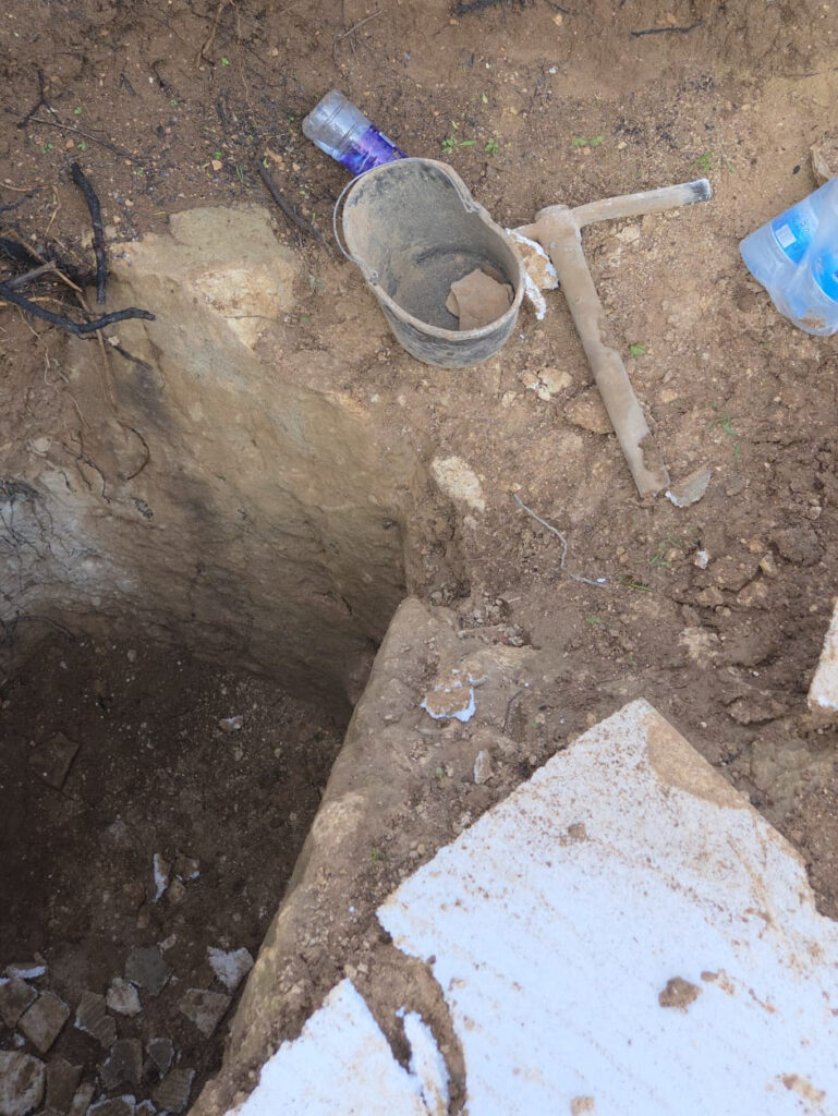 כלי חפירה שהושארו באתר. צילום ניר דיסטלפלד