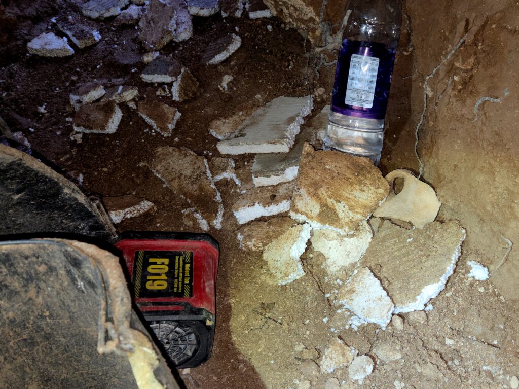 שבר כלי חרס קדום ועזרים ששימשו את השודדים במערה. צילום ניר דיסטלפלד היחידה למניעת שוד ברשות העתיקות