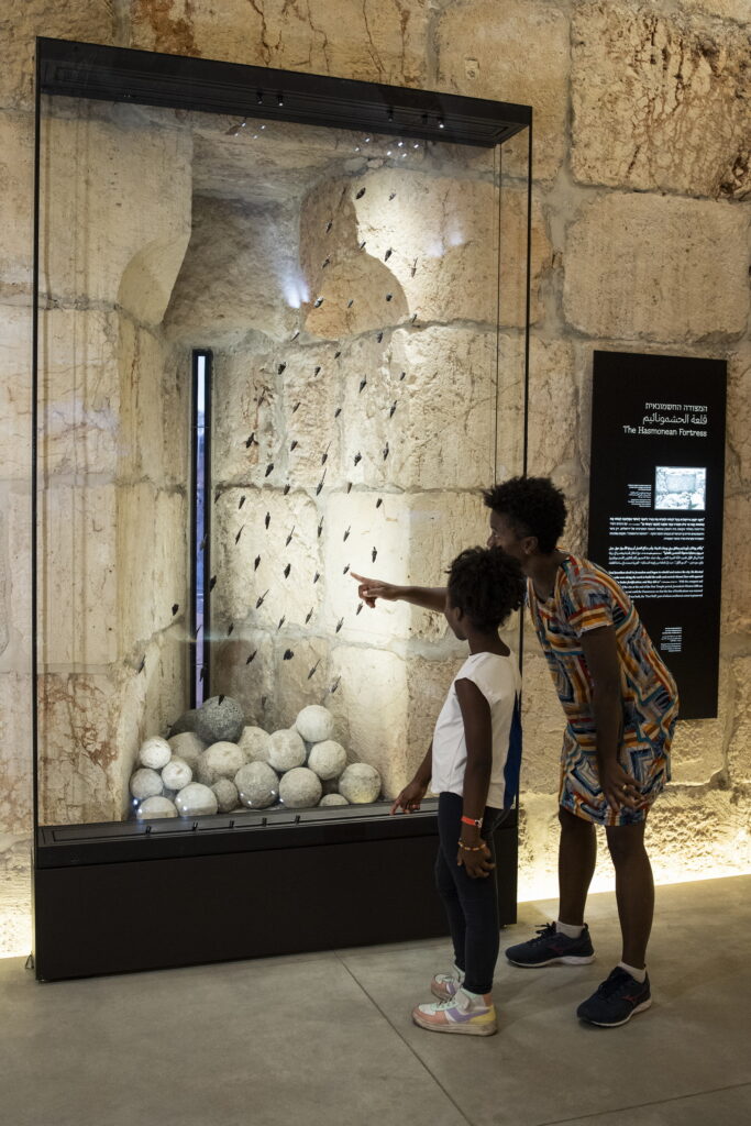 תצוגת ראשי חיצים ואבני קטפולטות מימי החשמונאים במגדל דוד מוזיאון ירושלים. צילום: עודד אנטמן