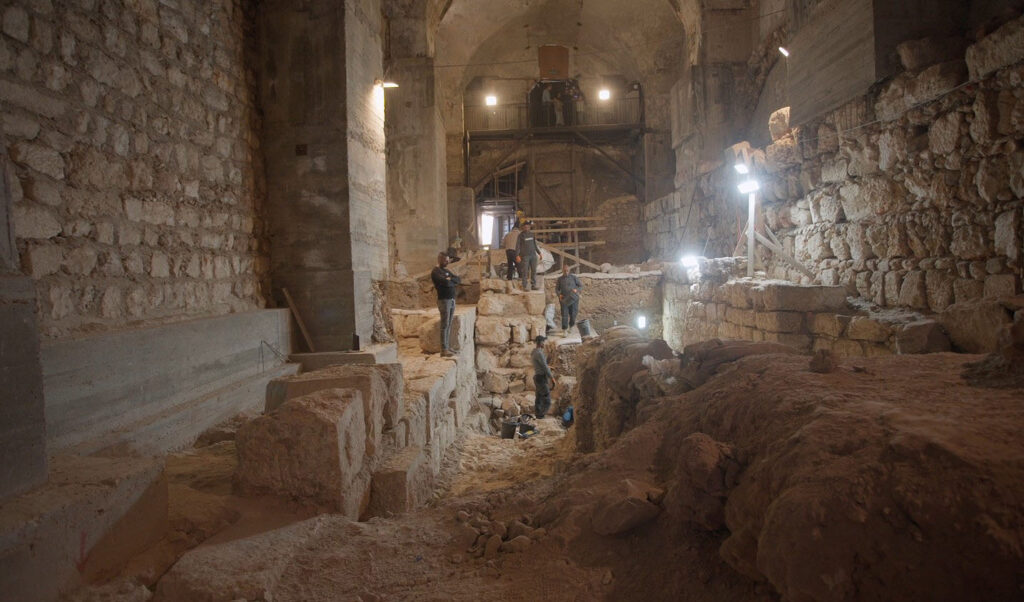 חשיפת קטע החומה החשמונאית בקישלה. צילום: גבריאל וולקוביץ, מגדל דוד מוזיאון ירושלים