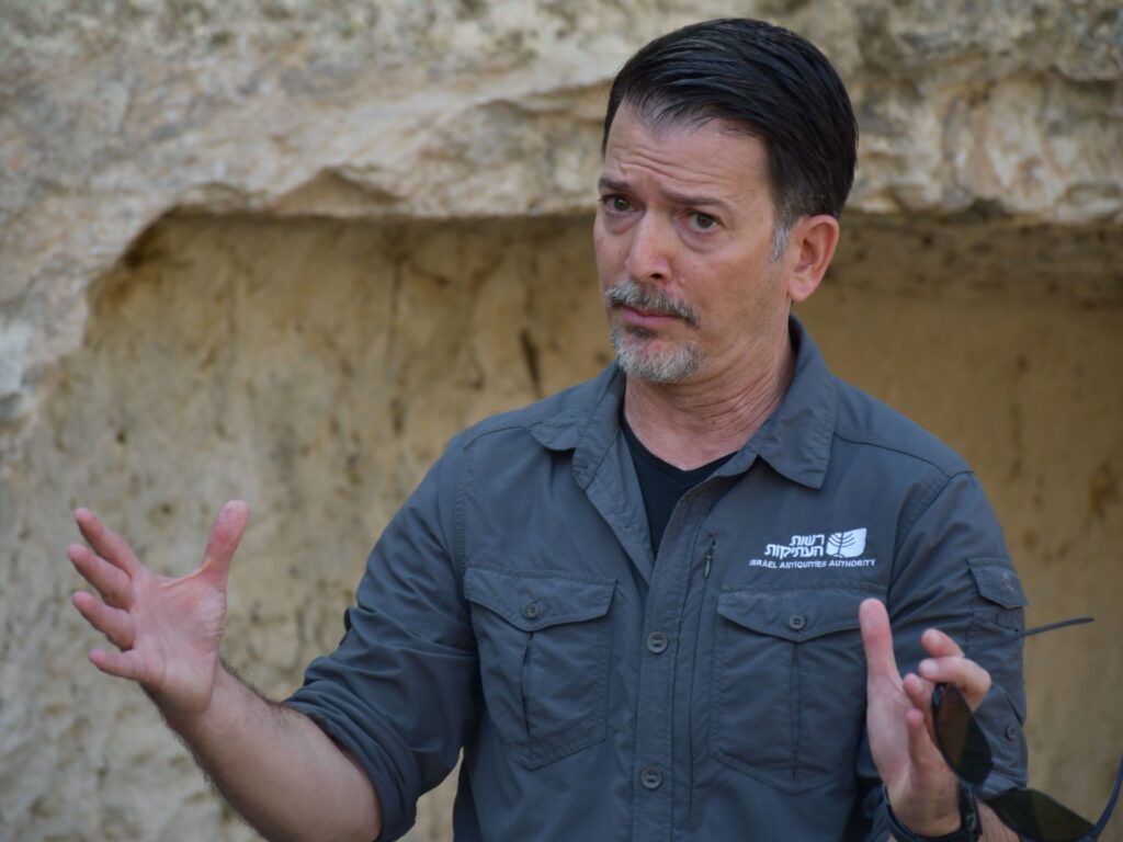 ד"ר עמית ראם, מנהל החפירה מטעם רשות העתיקות, בחפירת הקישלה. צילום: אמיל אלג'ם