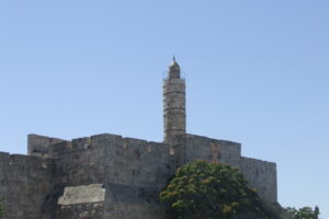 מגדל דוד מעל ביצורי חומות העיר המערביות - צילום: אפי אליאן