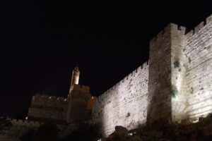 מגדל דוד מעל ביצורי חומות העיר המערביות - צילום: אפי אליאן