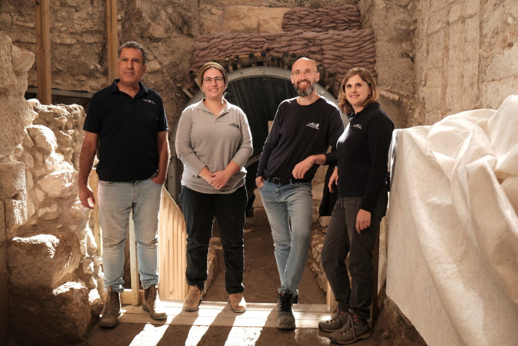 חוקרי רשות העתיקות מימין לשמאל- שלומית מלט פיליפ ווקוסבוביץ אסתר ראקוב מלט ויובל ברוך. צילום אמיל אלגם 