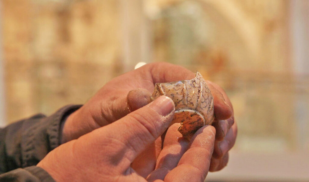 .שבר כלי זכוכית מתקופת בית שני. צילום אמיל אלג'ם