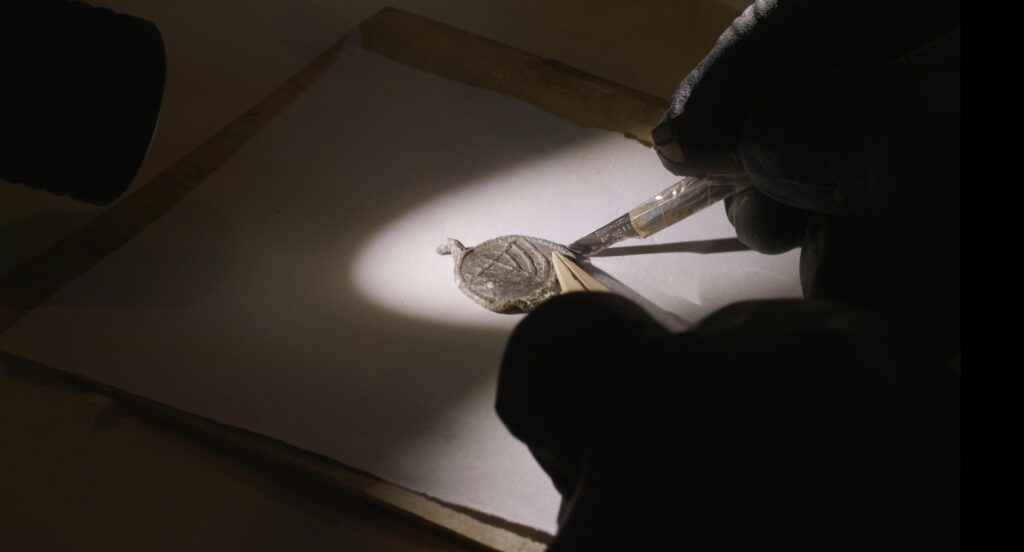  טיפול שימורי להסרת שכבת הבליה הטבעית. צילום אמיל אלגם