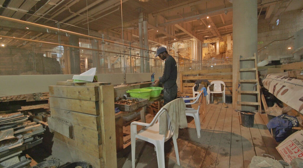 שטיפת ממצאים ארכיאולוגיים בחפירה הארכיאולוגית. צילום אמיל אלג'ם