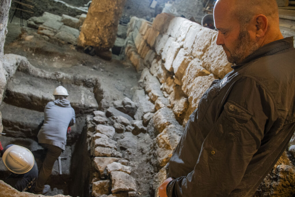 הארכיאולוג ארי לוי ליד המקווה שנתגלה בסמוך לכותל המערבי. צילום יולי שוורץ 