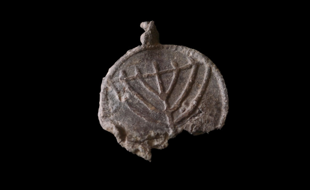 תליון המנורה הנדיר. צילום אמיל אלגם